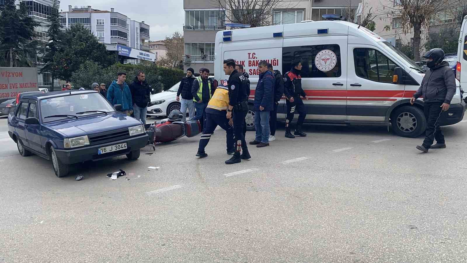 bursada otomobile carpan motosikletli agir yaralandi 2 6fGppe8u
