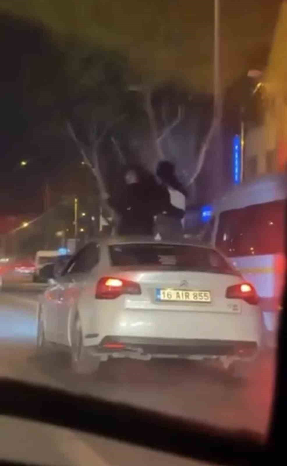 bursada otomobilin tavanina oturdular 25 bin tl ceza kesildi 1 XiLR45Ud