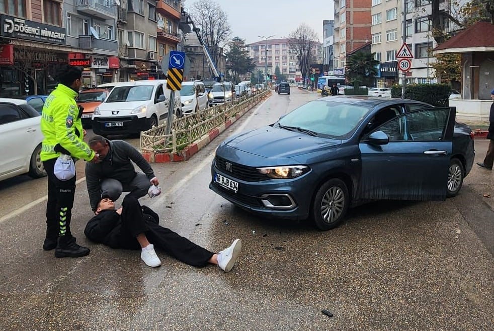 bursada otomobille carpisan motosiklet surucusu yaralandi 0 NPbXHzqT