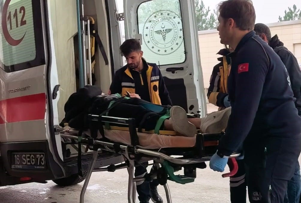 bursada otomobille carpisan motosiklet surucusu yaralandi 2 N2EdawPO