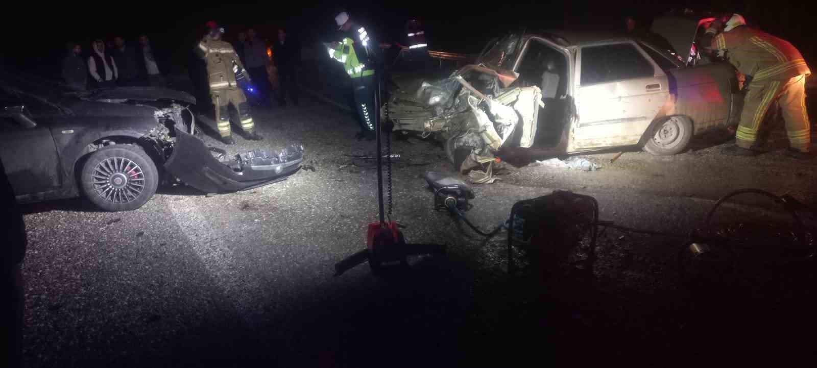 bursada otomobiller kafa kafaya carpisti 3 yarali 3 jUFMMuBi