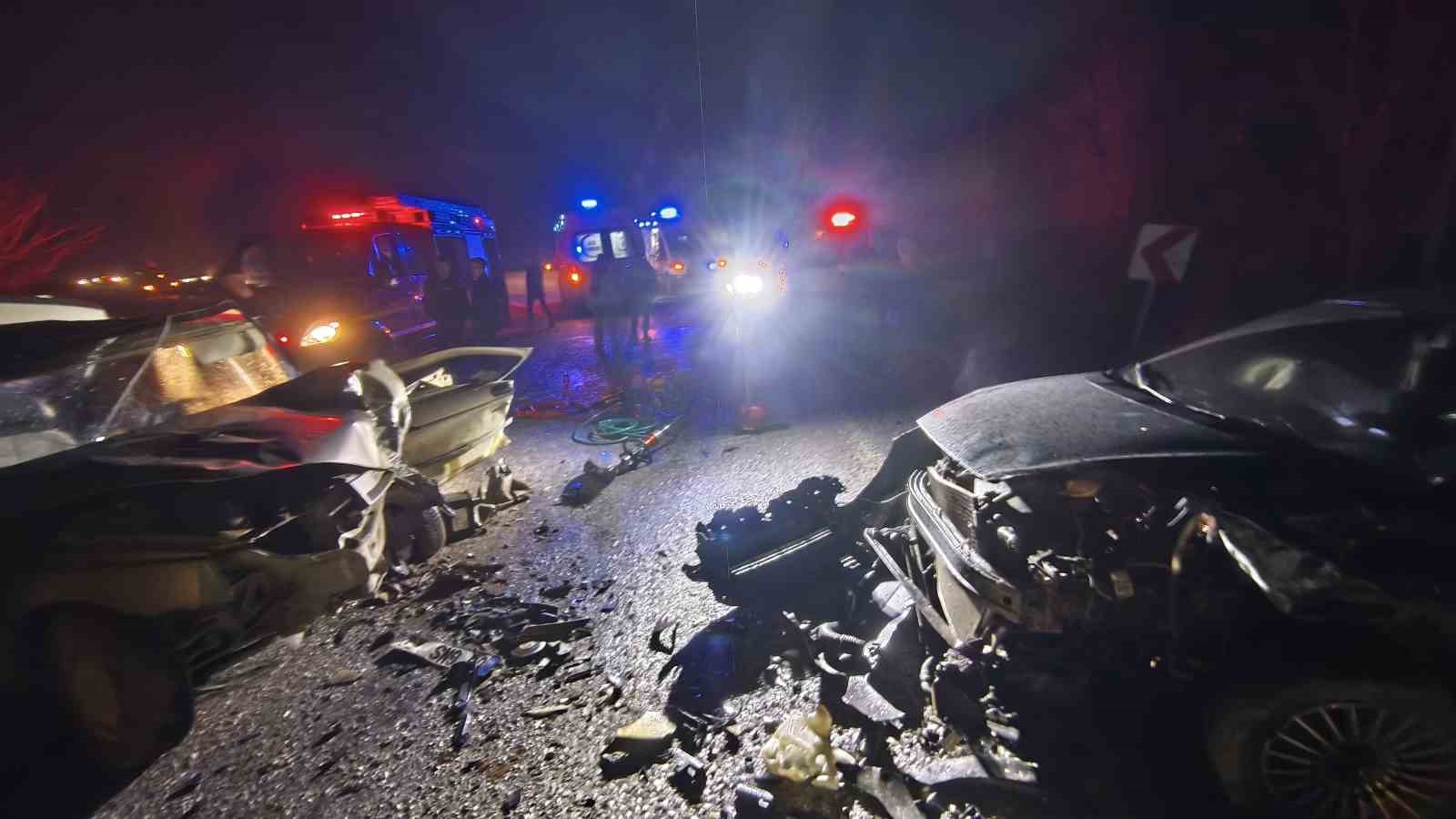 bursada otomobiller kafa kafaya carpisti 3 yarali 6 1iMSI8Mr