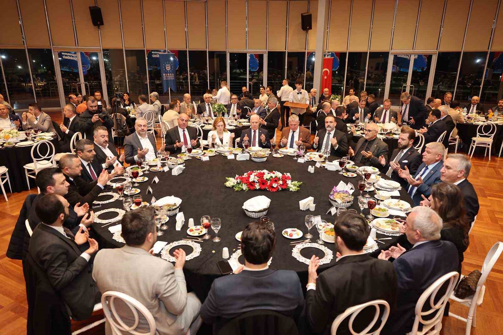 bursada ozlenen tablomecliste su icin tartistilar iftarda ayni sofrada bulustular 0 OutVRvTQ