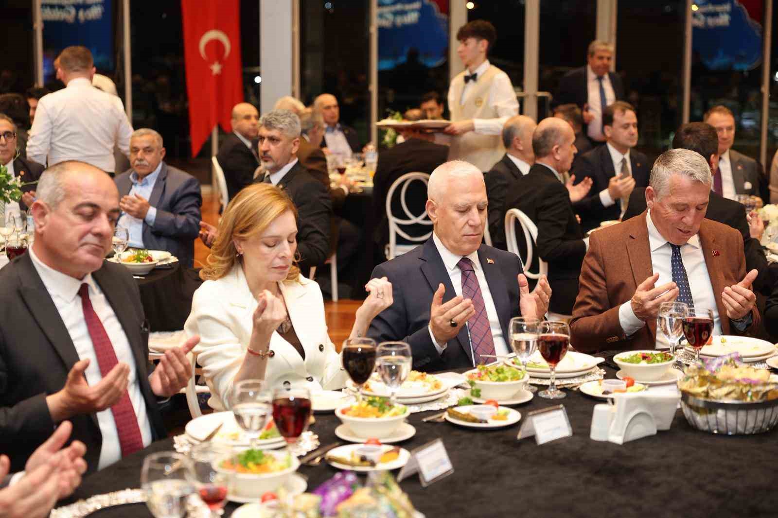 bursada ozlenen tablomecliste su icin tartistilar iftarda ayni sofrada bulustular 4 XGr55mMY