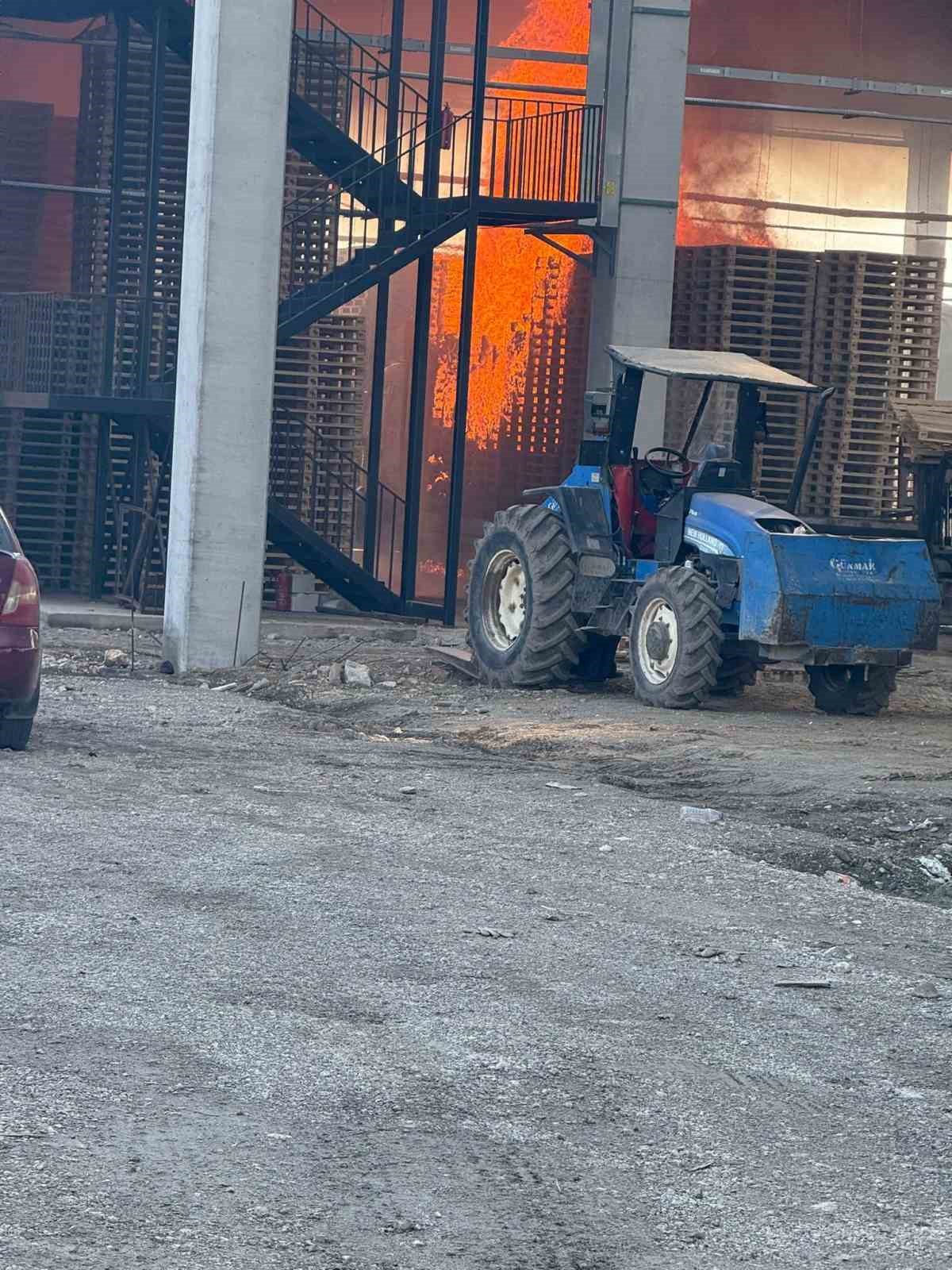 bursada palet fabrikasi alevlere teslim oldu 4 eUcmQ3C3
