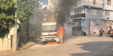 bursada-park-halindeki-kamyon-alevlere-teslim-oldu-tZqQiRTt.jpg