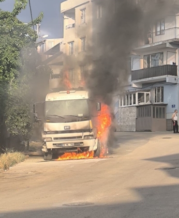 bursada-park-halindeki-kamyon-alevlere-teslim-oldu-tZqQiRTt.jpg