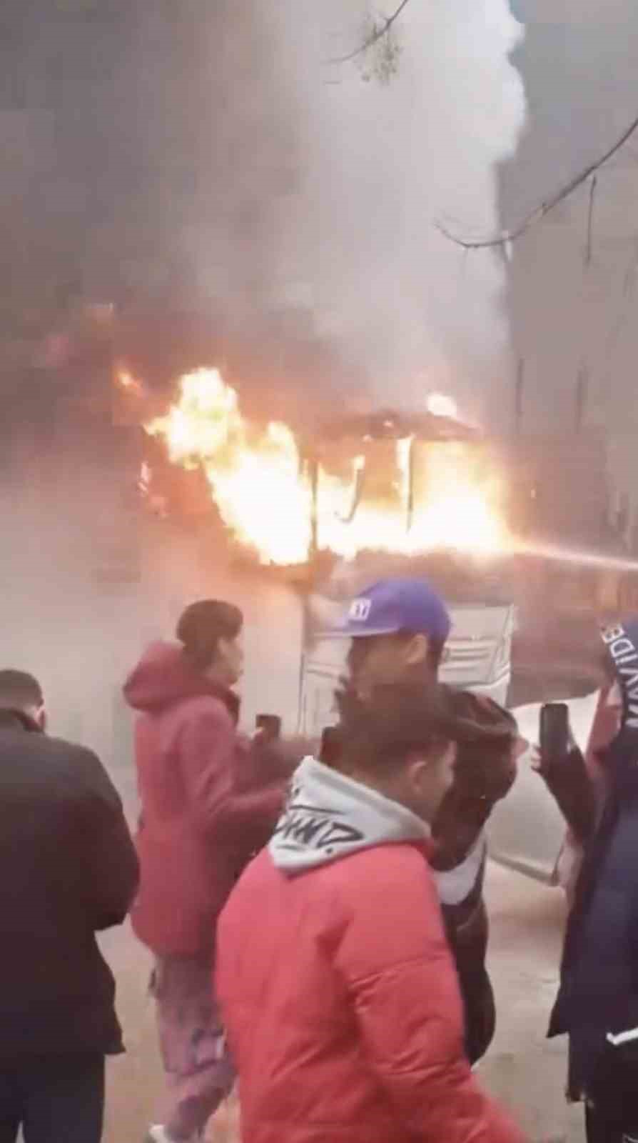 bursada park halindeki midibuste cikan yangin otomobile sicradi 1 IWJ4EaIz
