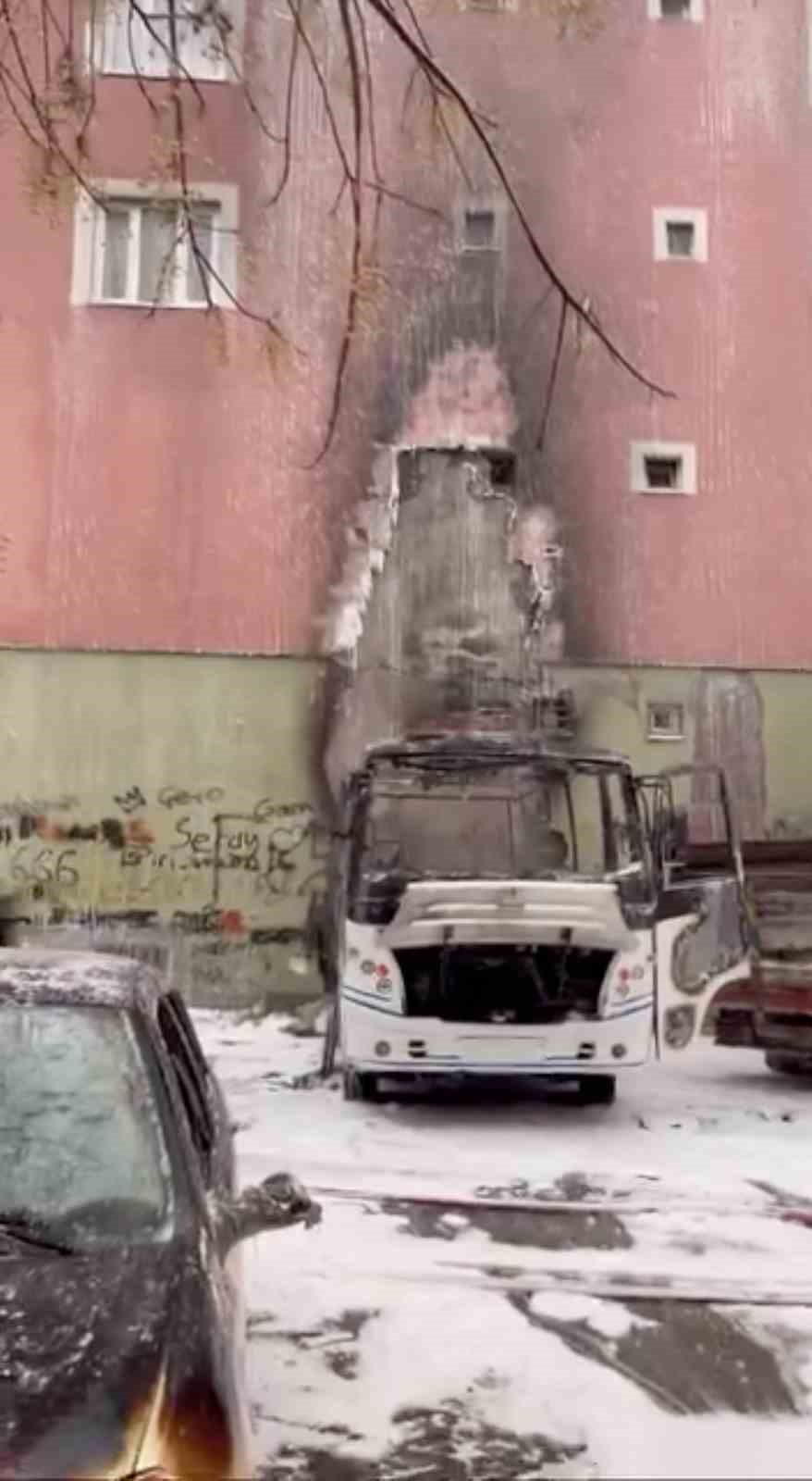 bursada park halindeki midibuste cikan yangin otomobile sicradi 2 aCBOZScA
