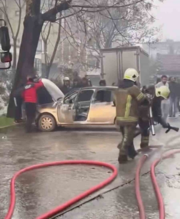 bursada-park-halindeki-midibuste-cikan-yangin-otomobile-sicradi-EPuCTuVH.jpg
