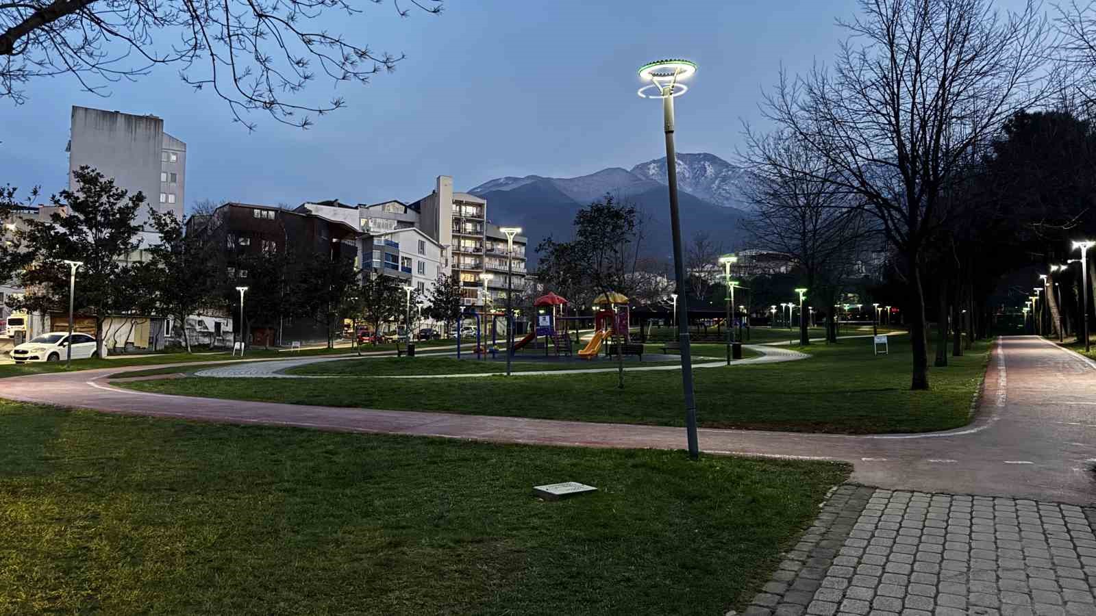 bursada parkta cikan tartismada kan akti sirtindan bicaklanarak yaralandi 4 WLeNmfU3