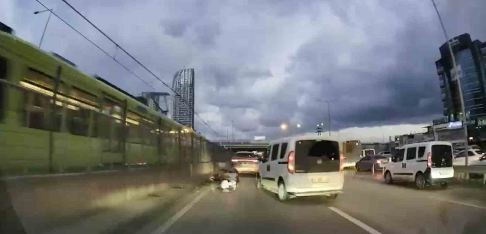 Bursa’da pes dedirten anlar: Motosikletliyle çarpıştı, ilk işi aracına bakmak oldu 7 bursada pes dedirten anlar motosikletliyle carpisti ilk isi aracina bakmak oldu 3 1IsDj4gh