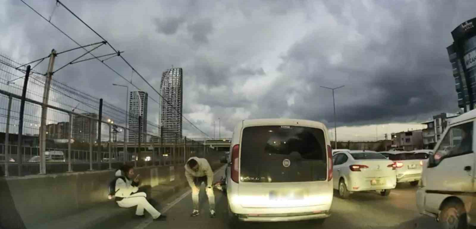 Bursa’da pes dedirten anlar: Motosikletliyle çarpıştı, ilk işi aracına bakmak oldu 9 bursada pes dedirten anlar motosikletliyle carpisti ilk isi aracina bakmak oldu 5 1KghlSNq