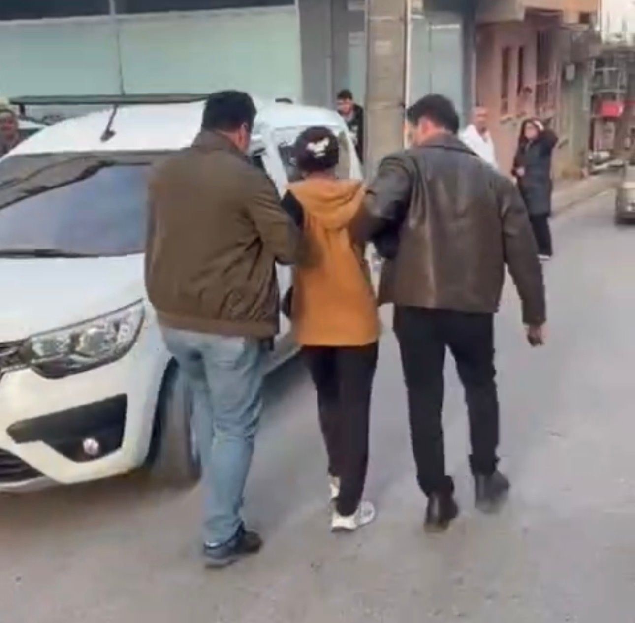 bursada pes dedirten hirsizlik girisimi arac benim diyerek aractan inmedi 3 kL6sj7Ra