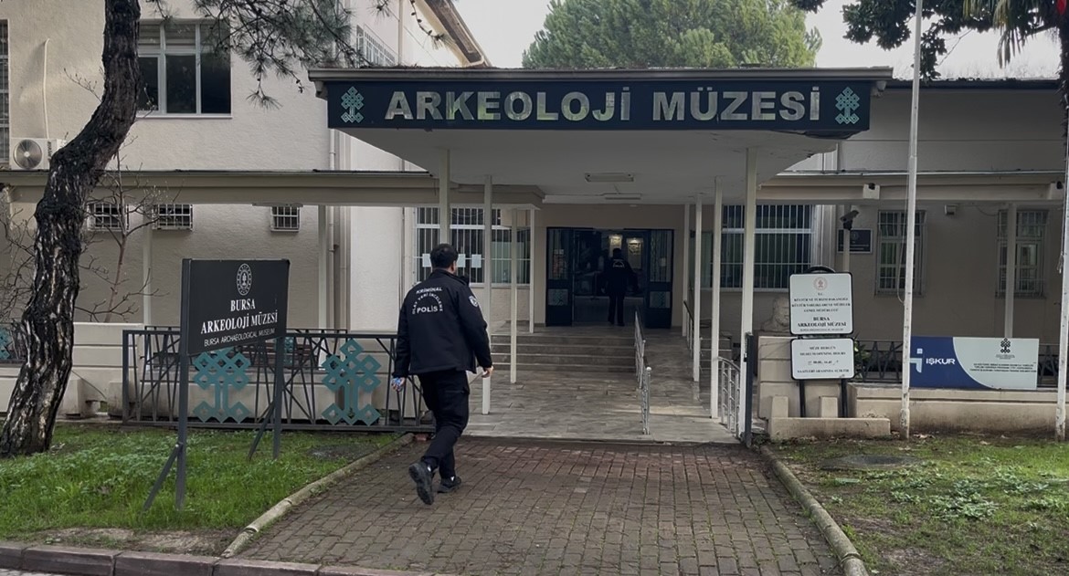 Bursa’da "pes" dedirten olay: Piknikte bulduğu top mermisini 10 gün evinde saklayıp müzeye getirdi 9 bursada pes dedirten olay piknikte buldugu top mermisini 10 gun evinde saklayip muzeye getirdi AftbhRWr