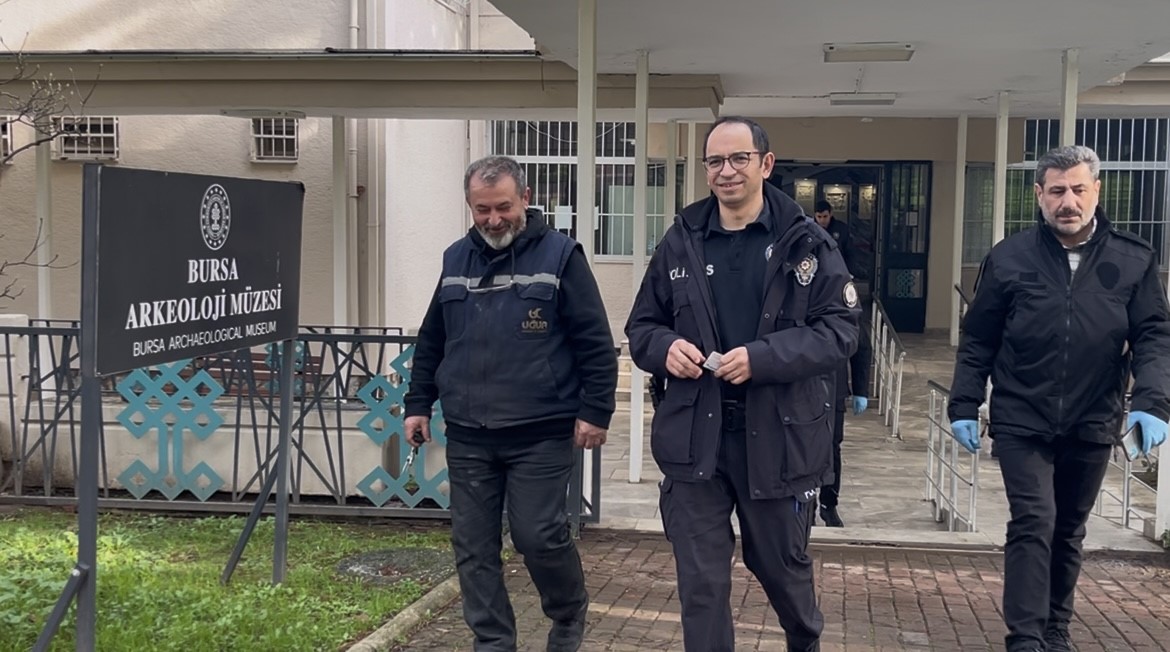 Bursa’da "pes" dedirten olay: Piknikte bulduğu top mermisini 10 gün evinde saklayıp müzeye getirdi 4 bursada pes dedirten olay piknikte buldugu top mermisini 10 gun evinde saklayip muzeye getirdi wXvhtLqZ