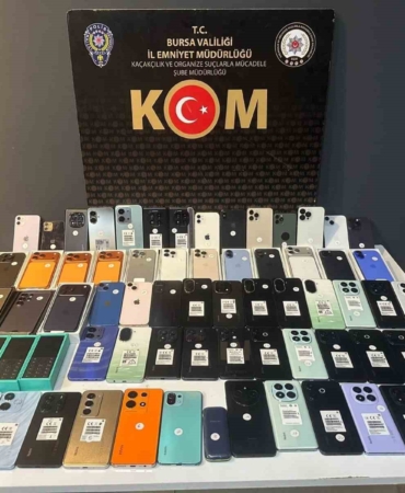 bursada-piyasa-degeri-3-milyon-lira-olan-kacak-cep-telefonlari-ve-usb-kablolar-ele-Ws1mpx5P.jpg