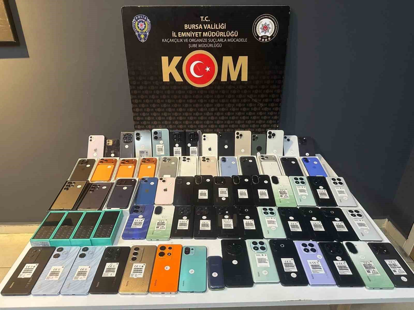 bursada piyasa degeri 3 milyon lira olan kacak cep telefonlari ve usb kablolar ele mhXKBmau