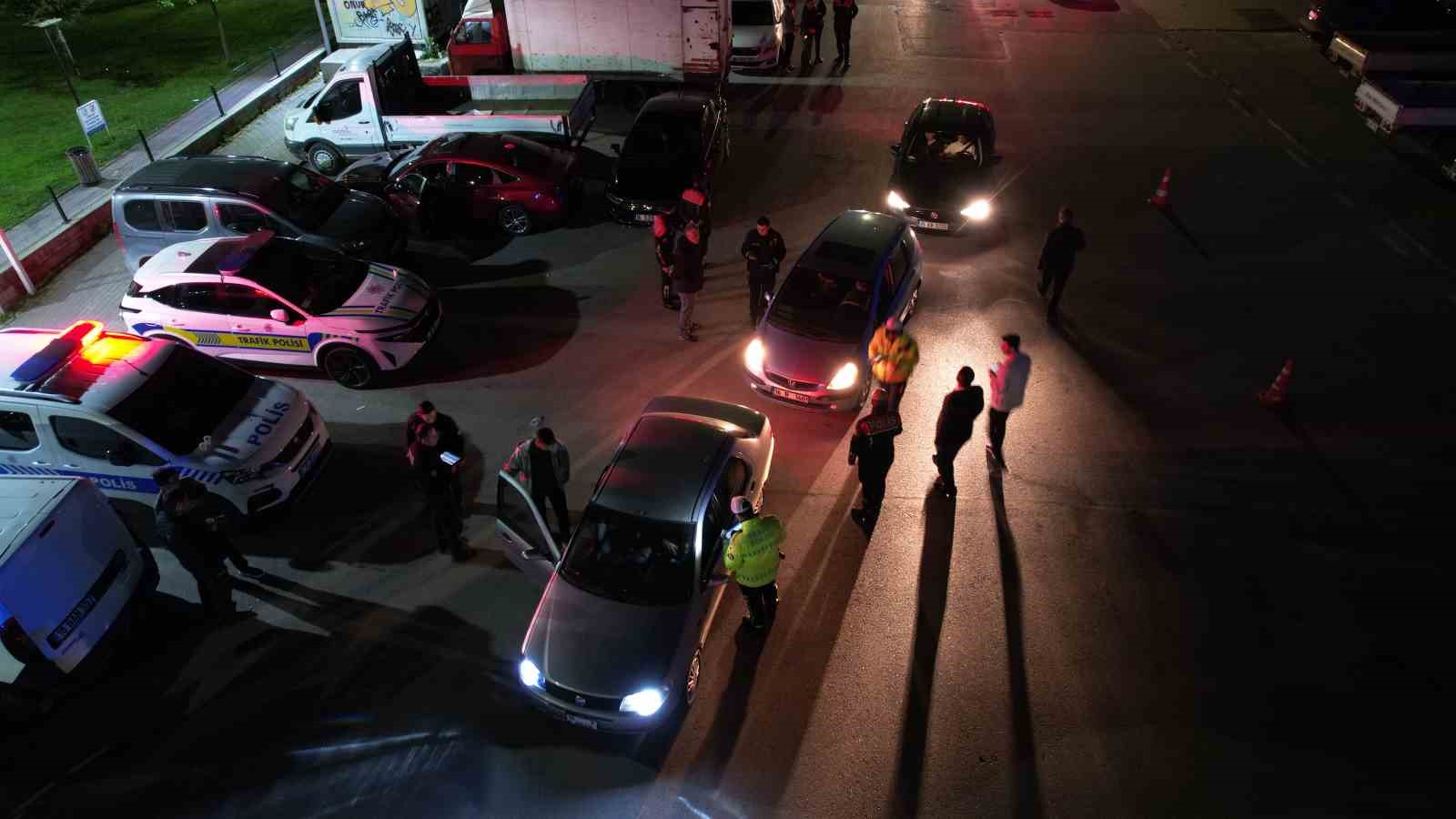 Bursa’da piyasacılara polis baskını 4 bursada piyasacilara polis baskini 0 ezgVmLmi