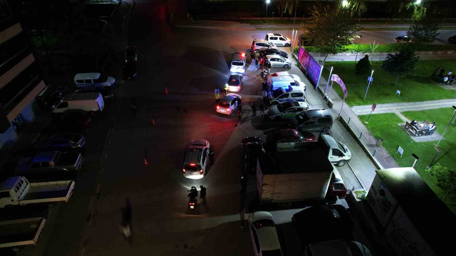 Bursa’da piyasacılara polis baskını 6 bursada piyasacilara polis baskini 2 sg7y38PN