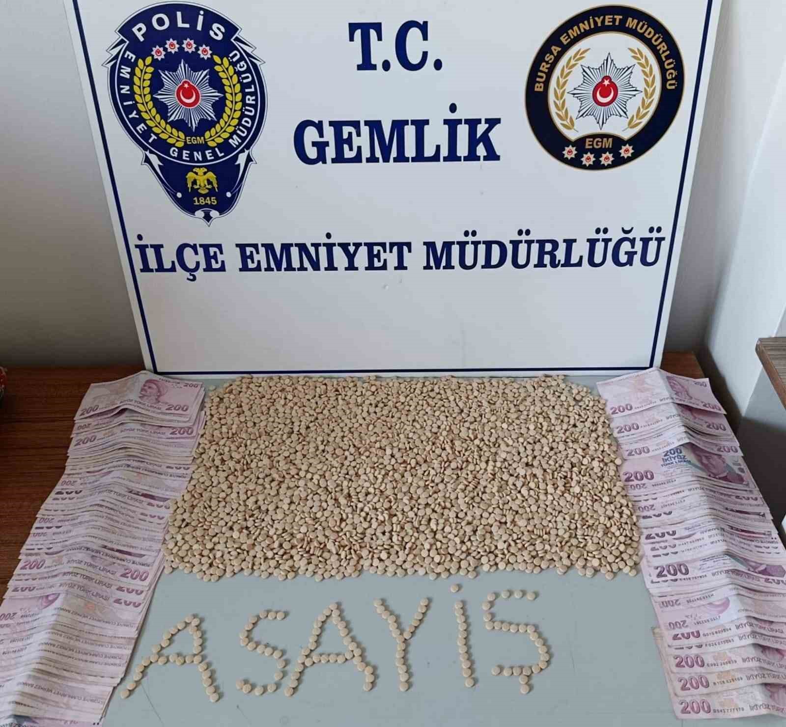 bursada polisin suphe uzerine durdugu aractan uyusturucu cikti 0 sJi5UZRG