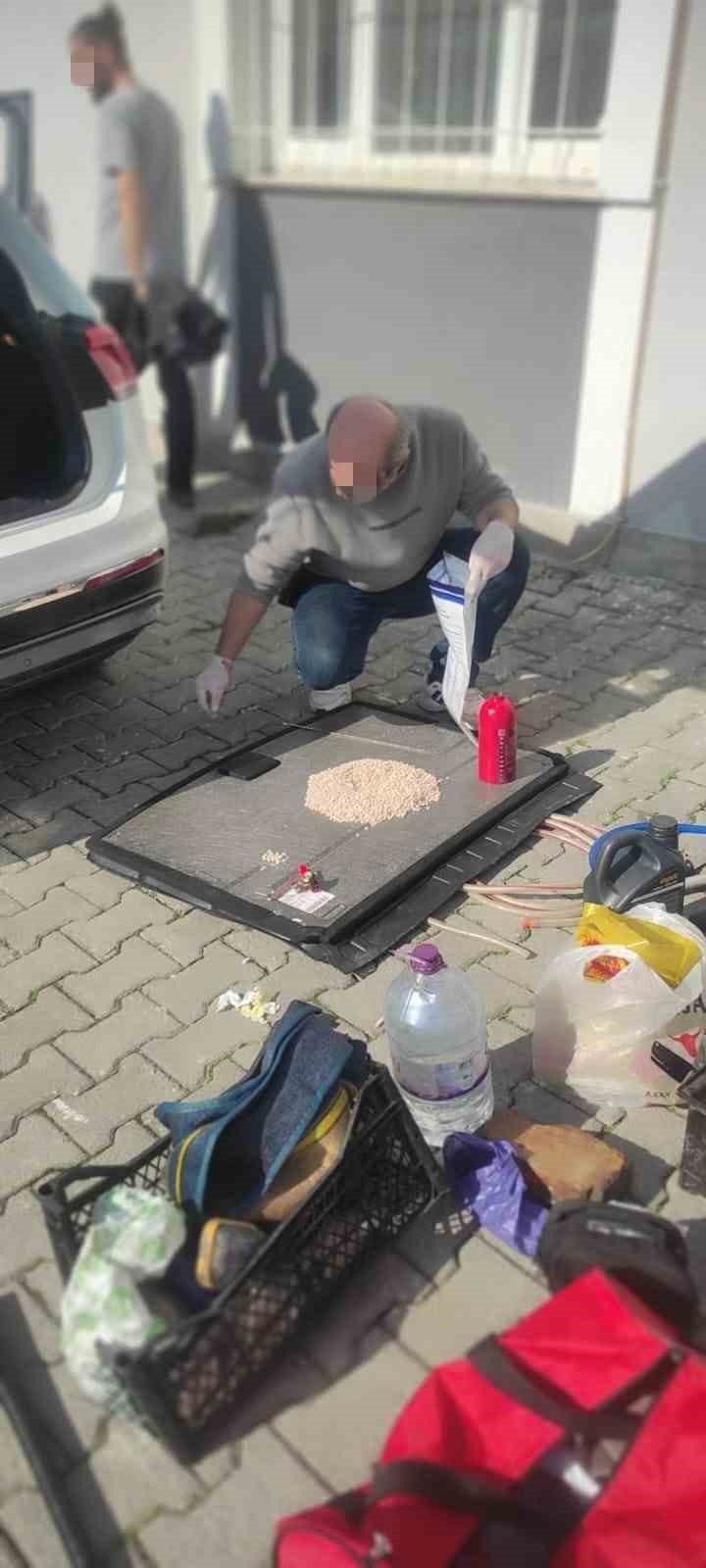 bursada polisin suphe uzerine durdugu aractan uyusturucu cikti 1 KKcqZpXf