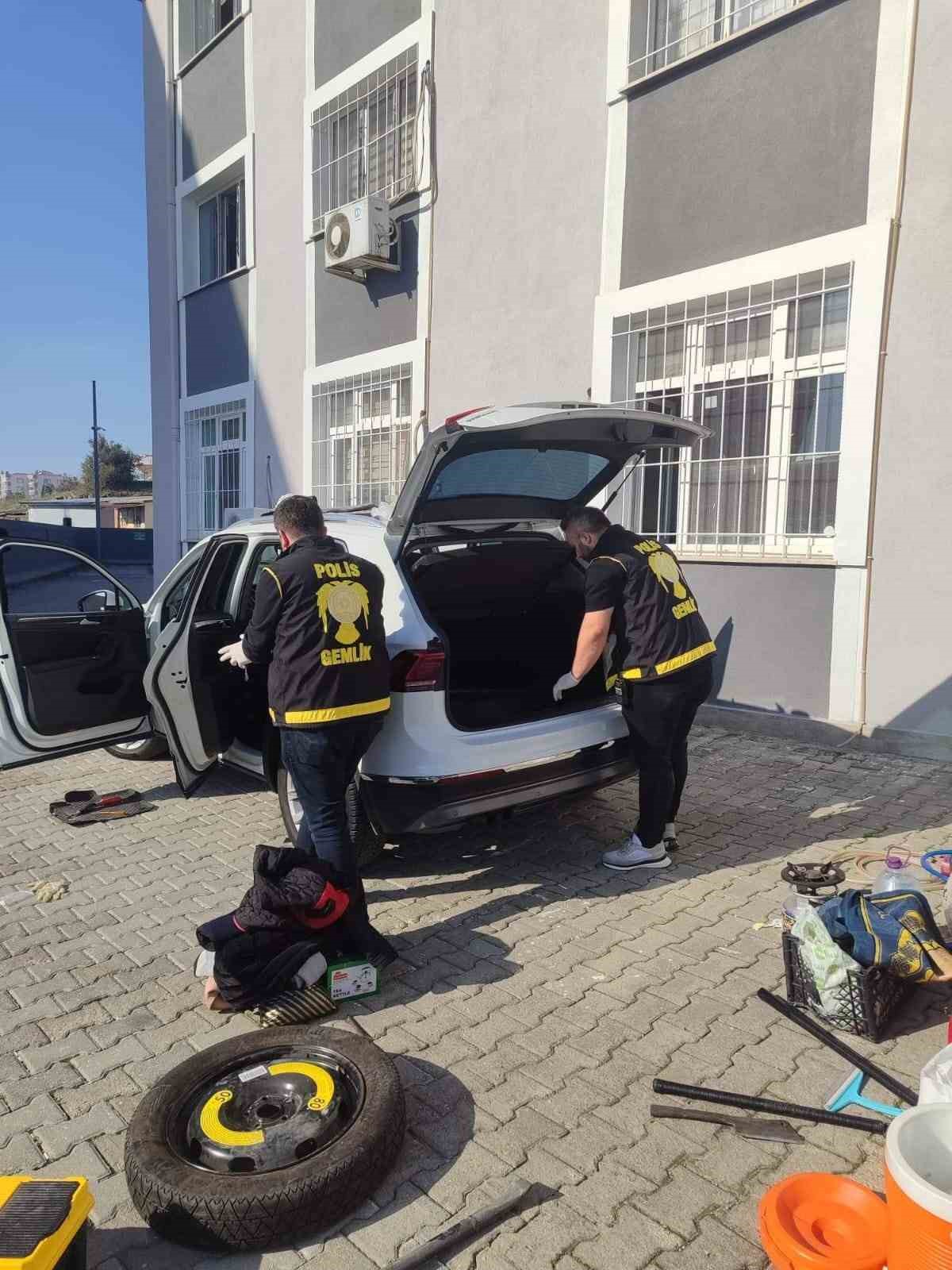 bursada polisin suphe uzerine durdugu aractan uyusturucu cikti 3