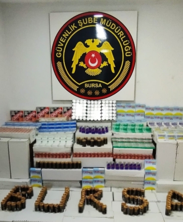 bursada-ruhsatsiz-ilac-operasyonu-binlerce-urun-ele-gecirildi-DFAz1v1B.jpg