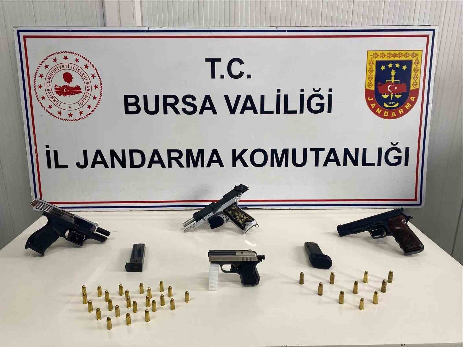 bursada ruhsatsiz silahlar ele gecirildi 0 fHfMTbQ4