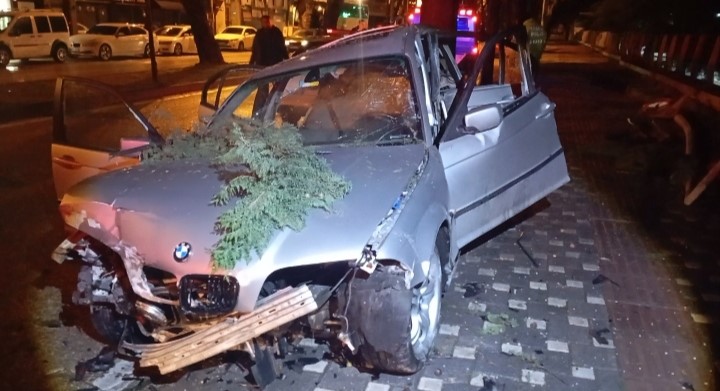 bursada sabah saatlerinde korkunc kaza 2 agir yarali 0
