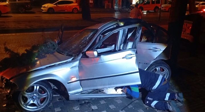 bursada sabah saatlerinde korkunc kaza 2 agir yarali 3 UAWX8vnh