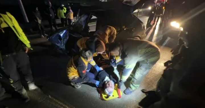 bursada sabah saatlerinde korkunc kaza bariyerlere carpan aracta 2 kisi agir yaralandi 0 GAPbz1bW