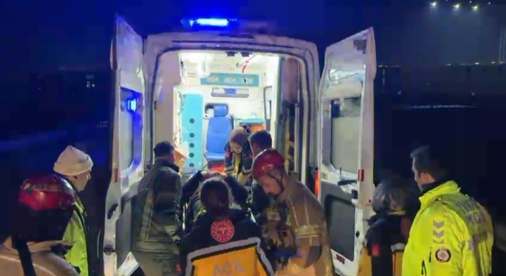 bursada sabah saatlerinde korkunc kaza bariyerlere carpan aracta 2 kisi agir yaralandi 1 REtjlhai