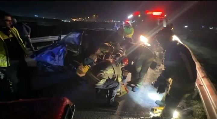 bursada sabah saatlerinde korkunc kaza bariyerlere carpan aracta 2 kisi agir yaralandi 4 IISF44Da
