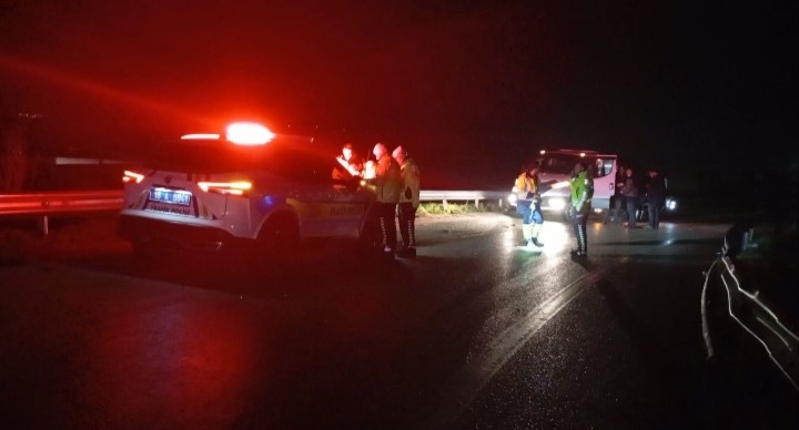 bursada sabah saatlerinde korkunc kaza bariyerlere carpan aracta 2 kisi agir yaralandi 5 g5In65rr
