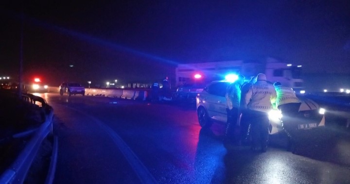bursada sabah saatlerinde korkunc kaza bariyerlere carpan aracta 2 kisi agir yaralandi 6 JkNOOqcB