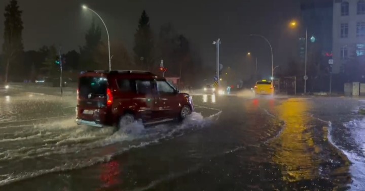 bursada saganak sonrasi rogarlar tasti cadde gole dondu 3