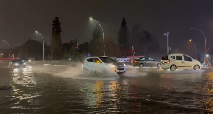 bursada saganak sonrasi rogarlar tasti cadde gole dondu 4