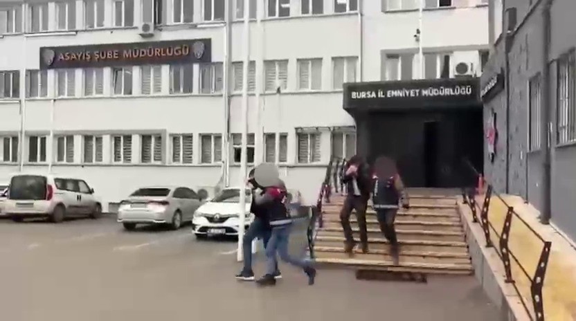 bursada sahte altin vurgunu kuyumculari dolandirdilar kameralara yakalandilar 2 D7dw3BJ3
