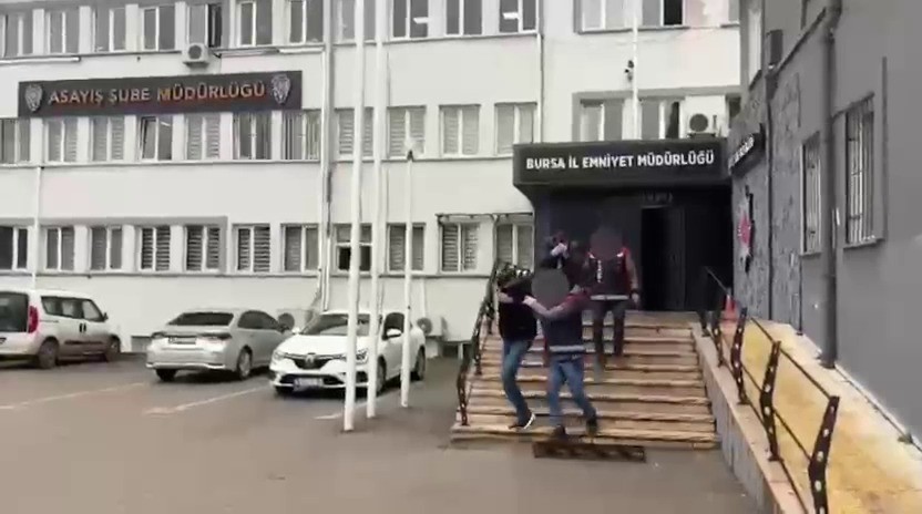 bursada sahte altin vurgunu kuyumculari dolandirdilar kameralara yakalandilar 4 NtCKHcWL