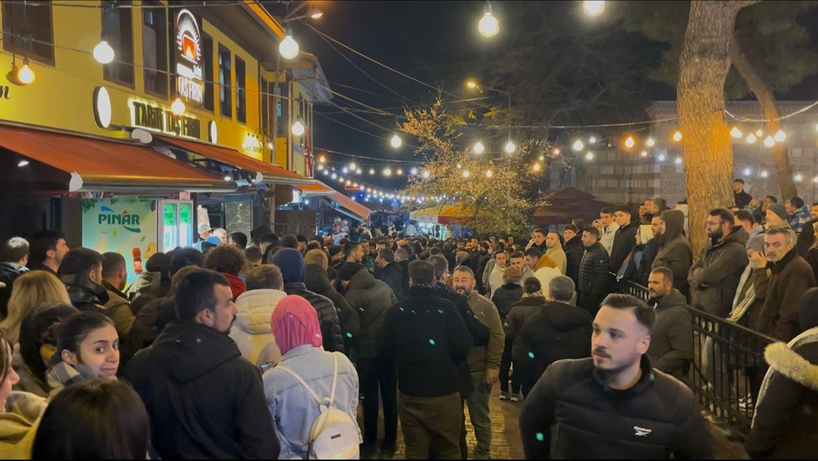 bursada sahur kuyrugu kilometreyi asti tahanli pide ve simit icin izdiham 5 m9NbVYyW