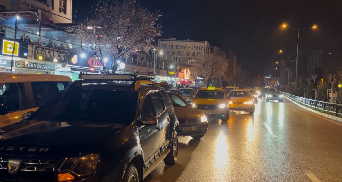 bursada sahur kuyrugu kilometreyi asti tahanli pide ve simit icin izdiham 9