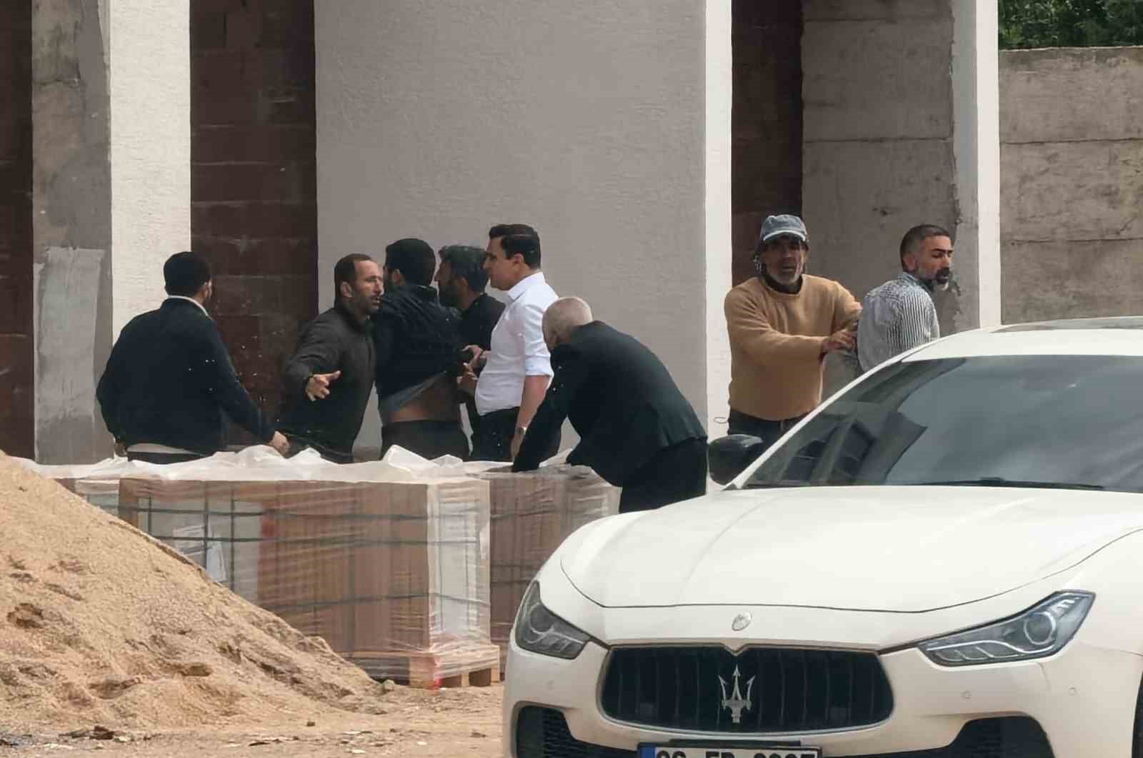 Bursa’da şantiye savaş alanına döndü: Sopalar, yumruklar havada uçuştu 5 bursada santiye savas alanina dondu sopalar yumruklar havada ucustu 1 ISSFKwzj