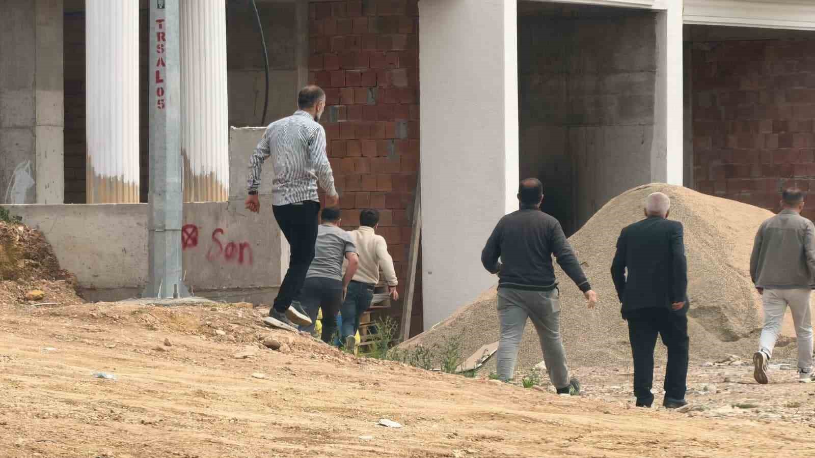 Bursa’da şantiye savaş alanına döndü: Sopalar, yumruklar havada uçuştu 8 bursada santiye savas alanina dondu sopalar yumruklar havada ucustu 4 qhO4NAAh