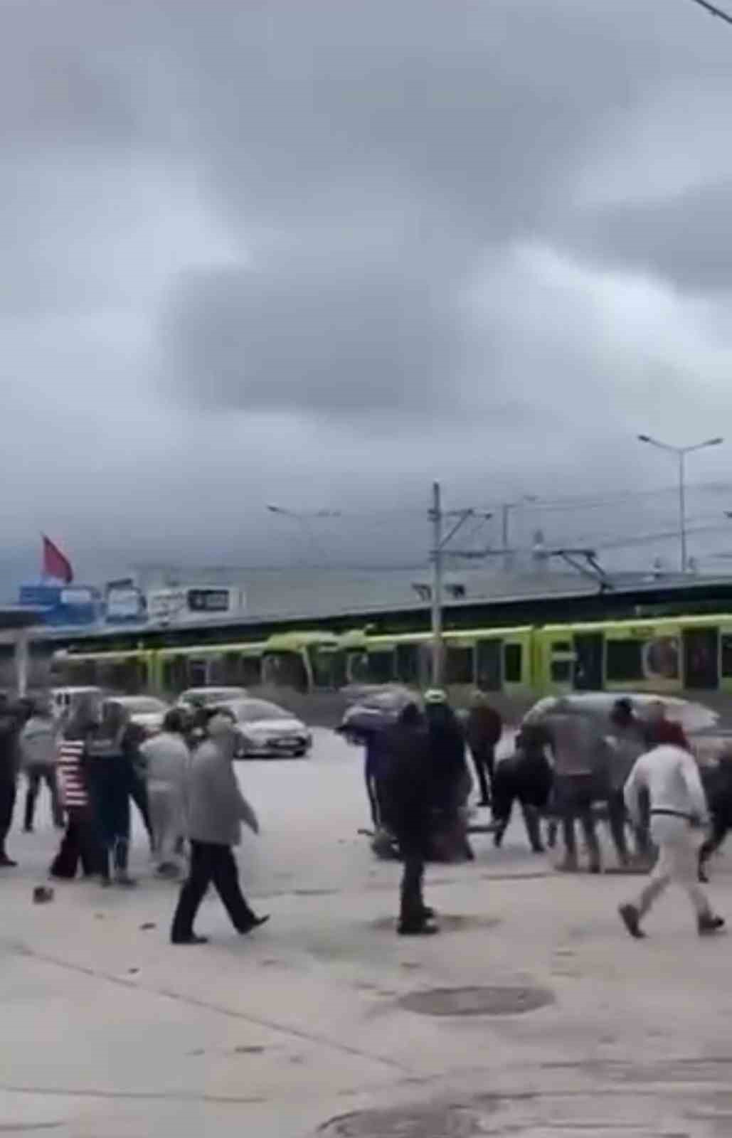 bursada savasi andiran kavga kamerada kimi kaskini migfer yapti kimi sopayi kilic gibi kullandi 22O8JRp9