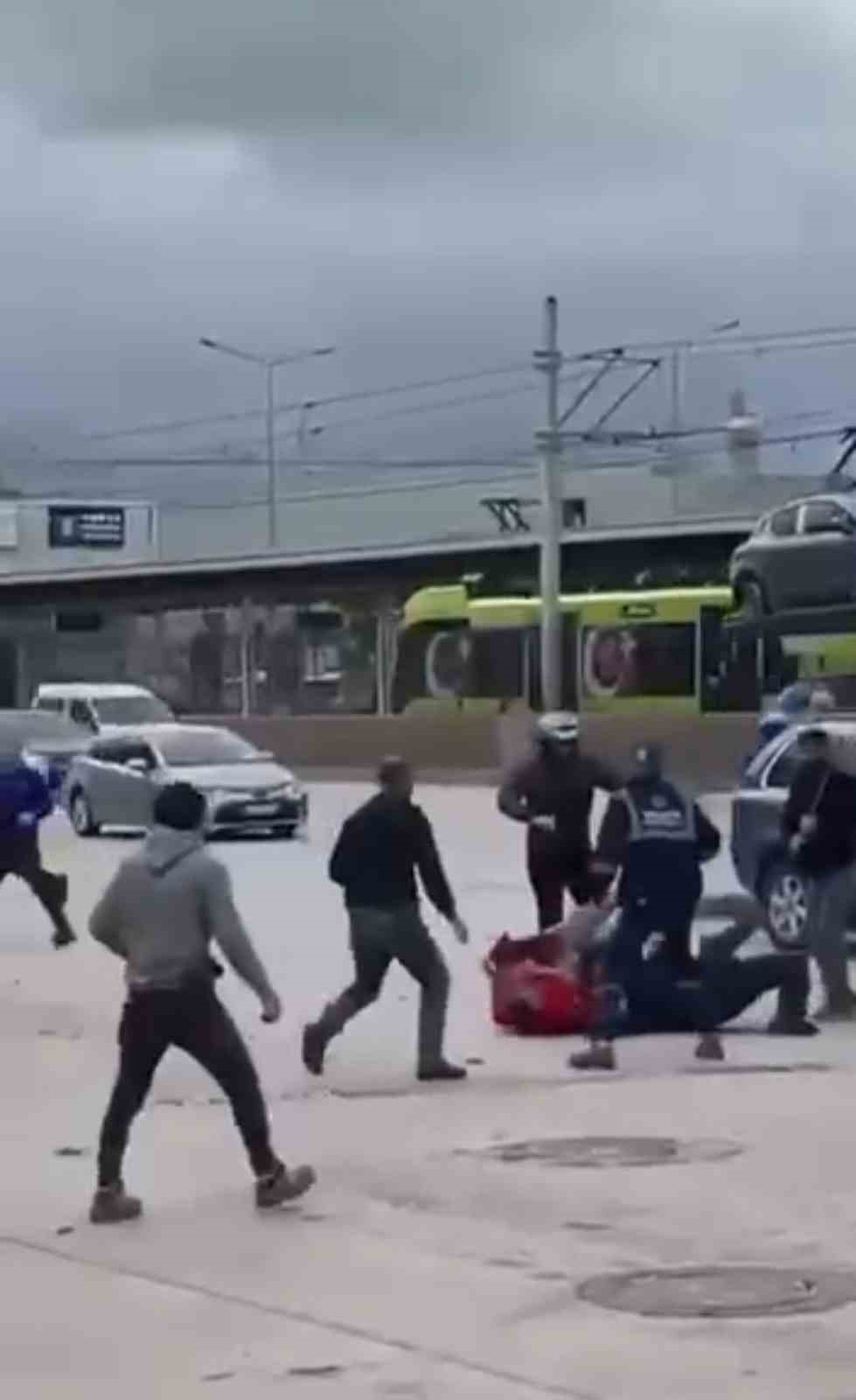 bursada savasi andiran kavga kamerada kimi kaskini migfer yapti kimi sopayi kilic gibi kullandi QGN9iOaf