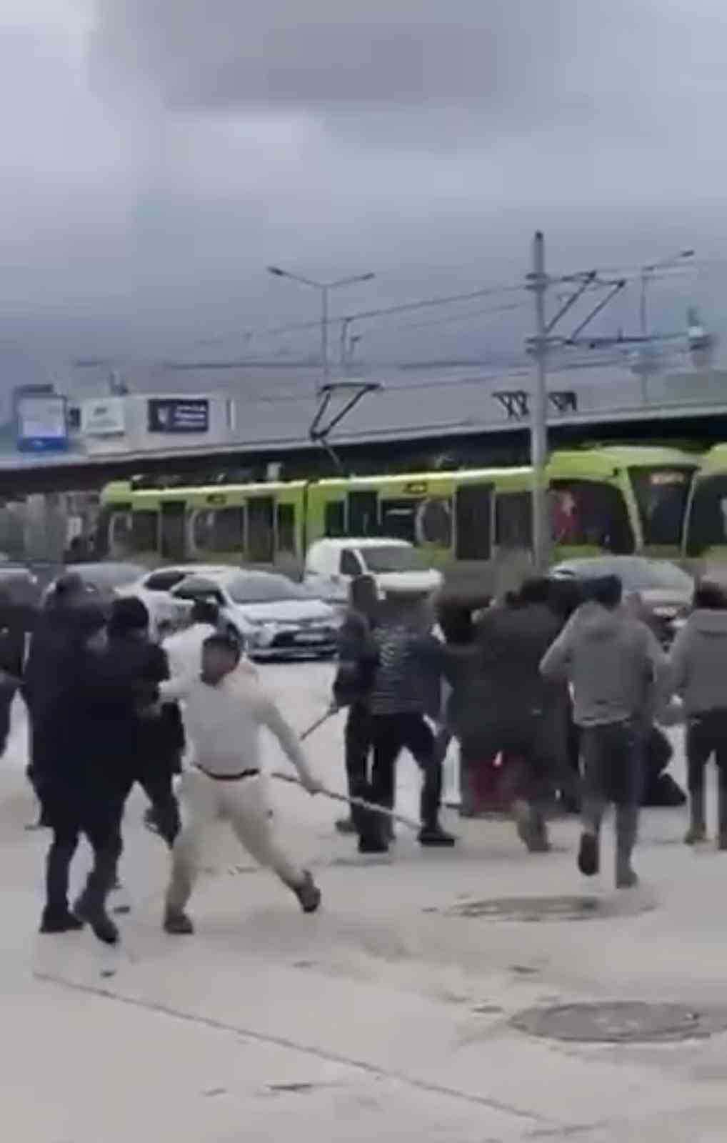 bursada savasi andiran kavga kamerada kimi kaskini migfer yapti kimi sopayi kilic gibi kullandi