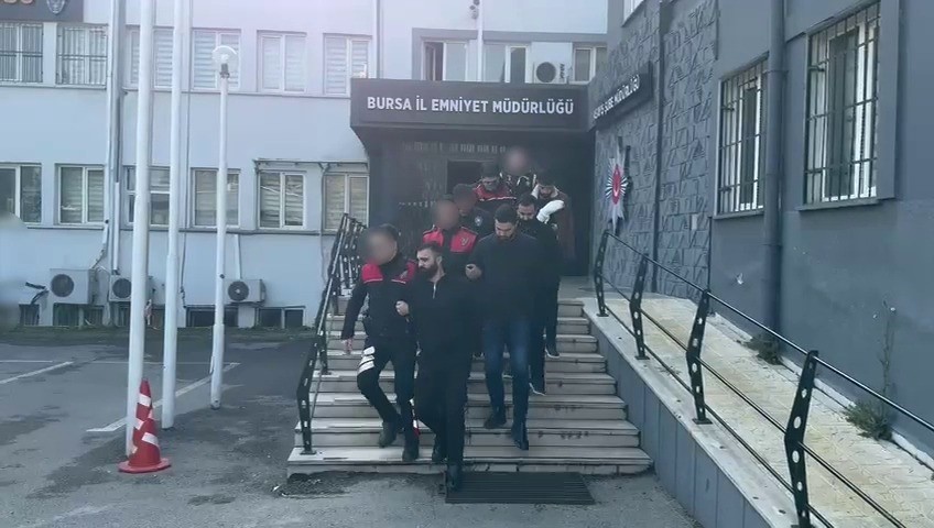Bursa’da ‘servis açmadınız’ diye silahlı saldırı düzenleyip 6 kişiyi yaralayan şüphelilere operasyon : 10 şüpheli gözaltına alındı 4 bursada servis acmadiniz diye silahli saldiri duzenleyip 6 kisiyi yaralayan suphelilere operasyon 10 C3687Dcr