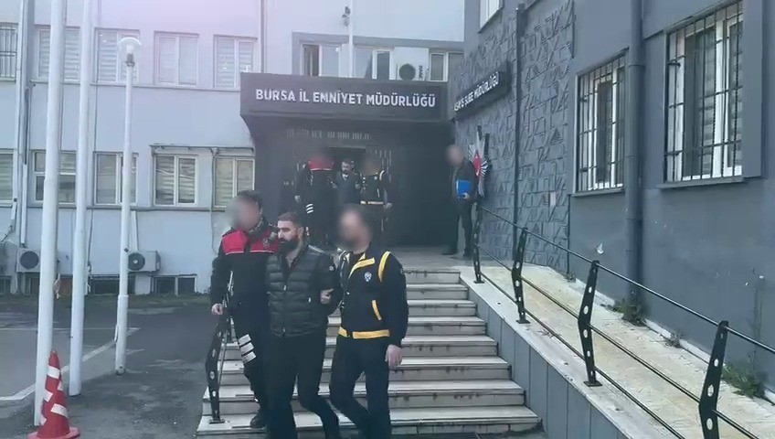 Bursa’da ‘servis açmadınız’ diye silahlı saldırı düzenleyip 6 kişiyi yaralayan şüphelilere operasyon : 10 şüpheli gözaltına alındı 5 bursada servis acmadiniz diye silahli saldiri duzenleyip 6 kisiyi yaralayan suphelilere operasyon 10