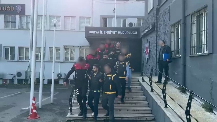 Bursa’da ‘servis açmadınız’ diye silahlı saldırı düzenleyip 6 kişiyi yaralayan şüphelilere operasyon : 10 şüpheli gözaltına alındı 6 bursada servis acmadiniz diye silahli saldiri duzenleyip 6 kisiyi yaralayan suphelilere operasyon 10 tGClUwms